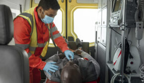 medium-shot-paramedic-checking-victim